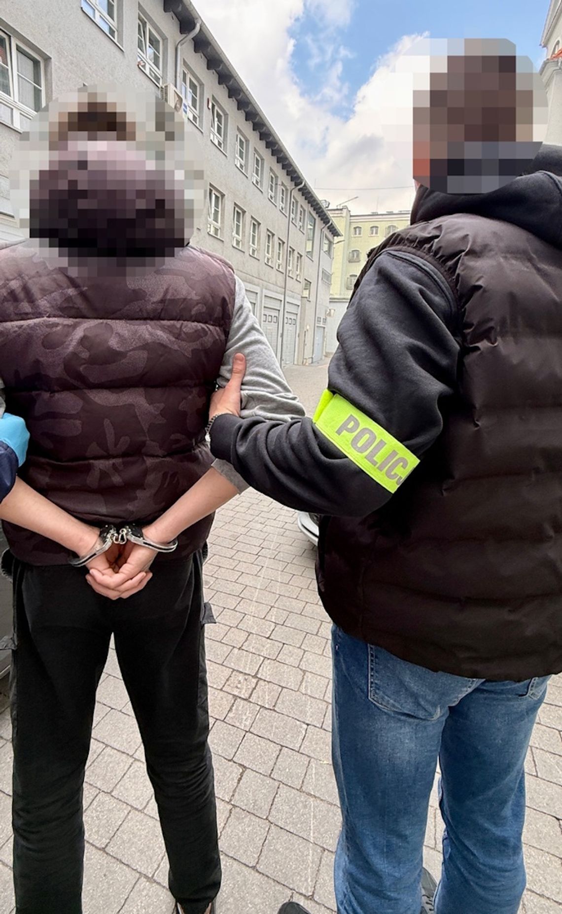 19-latek wyrwał znak drogowy i rozbił nim kwiatomat. Ukradł dwa bukiety i wręczył je koleżankom