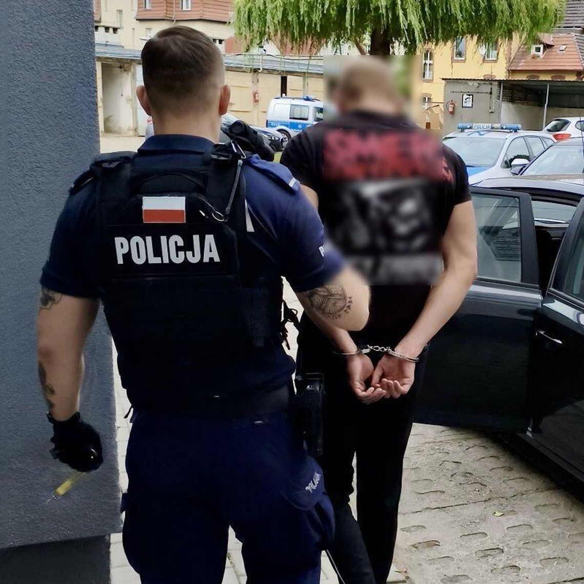 19-latek pobił 64-latka przed lokalem. W chwili zatrzymania miał ponad 2 promile