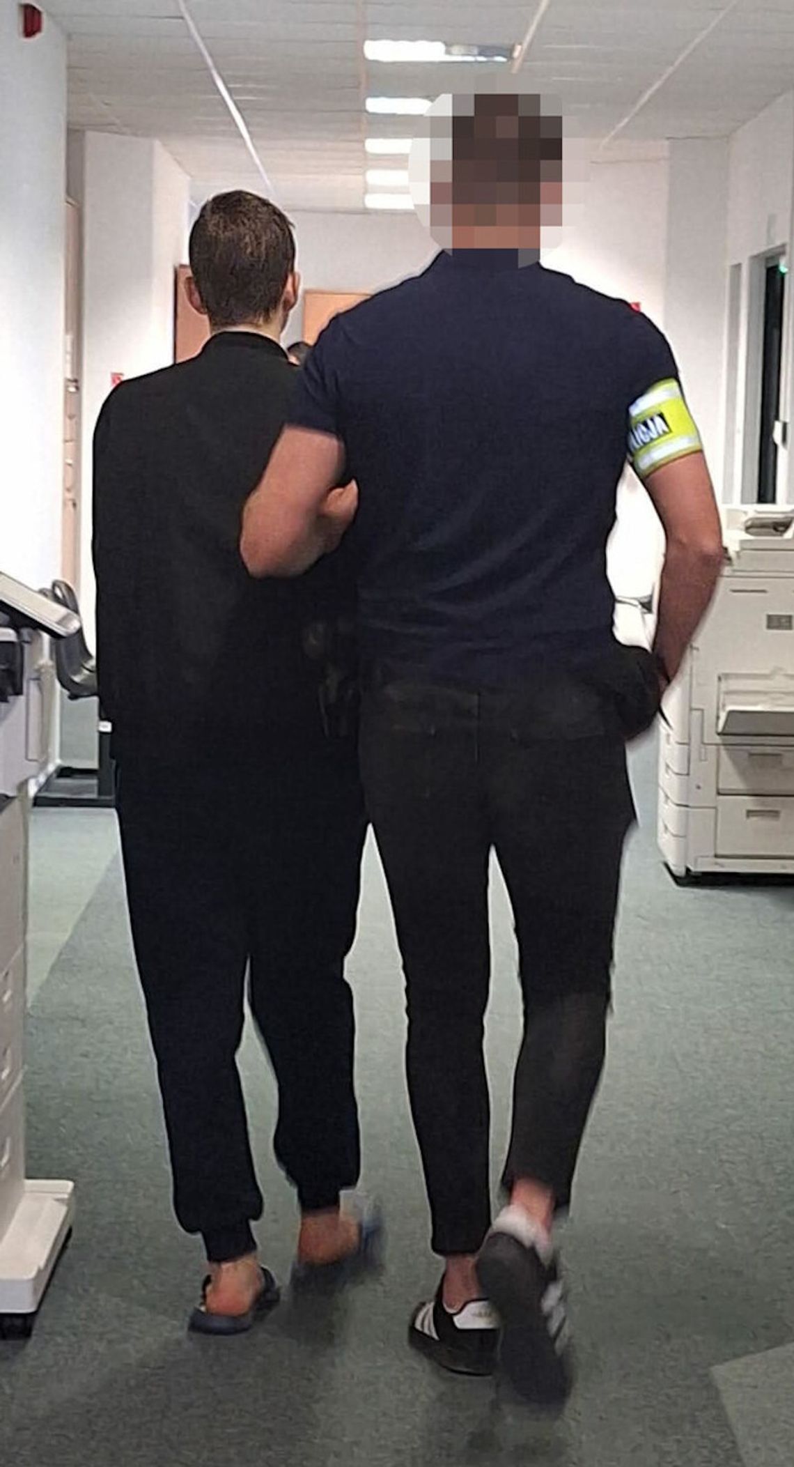 19-latek zaatakował młotkiem śpiącą matkę i jej partnera. Odpowie za usiłowanie zabójstwa 19-latek zaatakował młotkiem śpiącą matkę i jej partnera. Odpowie za usiłowanie zabójstwa