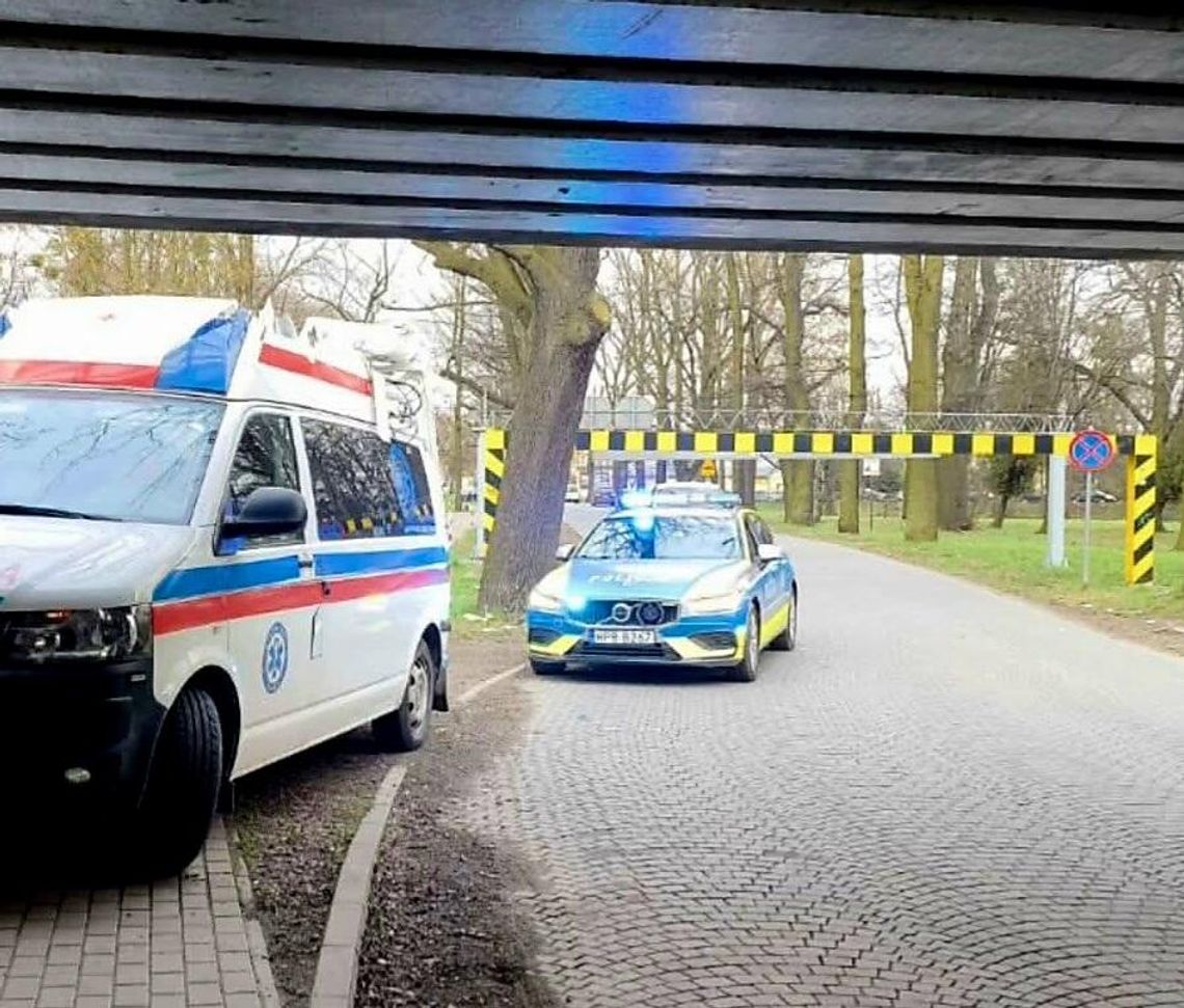 19-latek zapomniał, że nie jedzie osobówką. Ściął dach busa na bramownicy przed wiaduktem