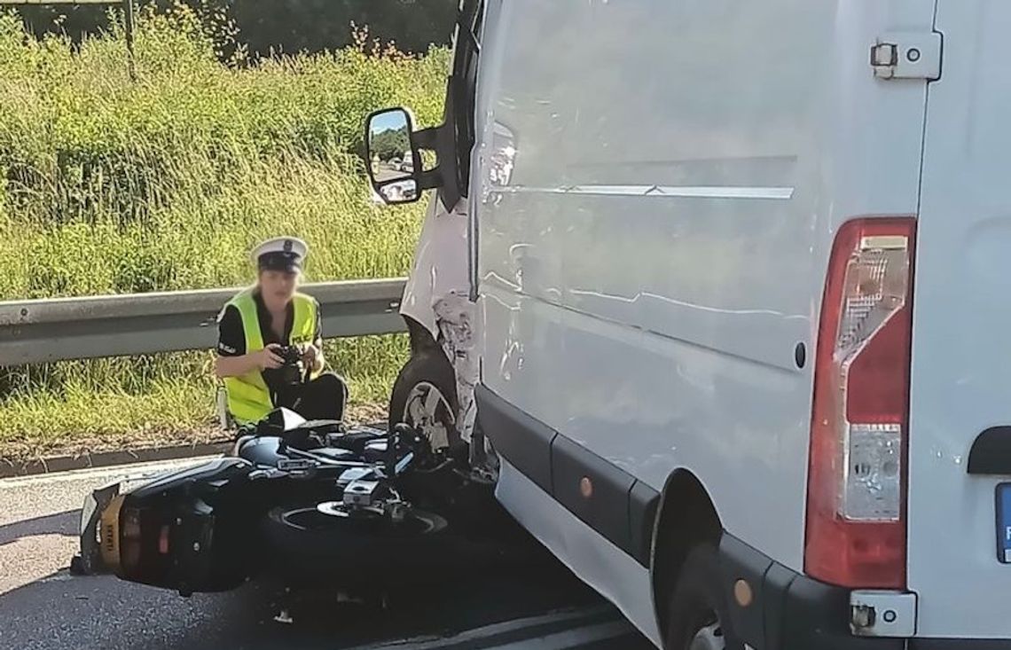 19-latek zawracał na zakazie i doprowadził do wypadku. Motocyklista doznał poważnych obrażeń