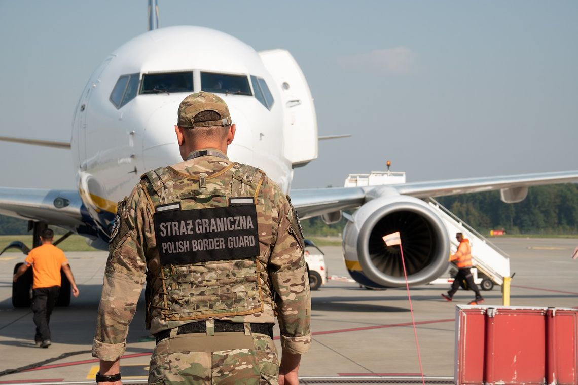 19-latek zażartował na lotnisku, że jego dziewczyna ma granat. Zamiast odlotu skończył z mandatem