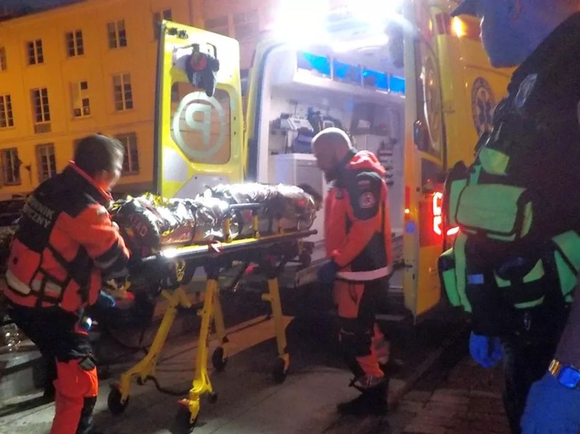 19-latek zmieszał dopalacze z alkoholem. Po wyjściu z baru stracił przytomność - skończył w szpitalu