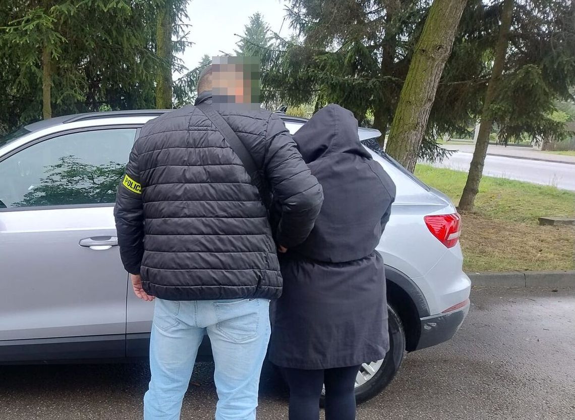 19-latka była poszukiwana dwoma listami gończymi. Wpadła, gdy wysiadała z chłopakiem z pociągu