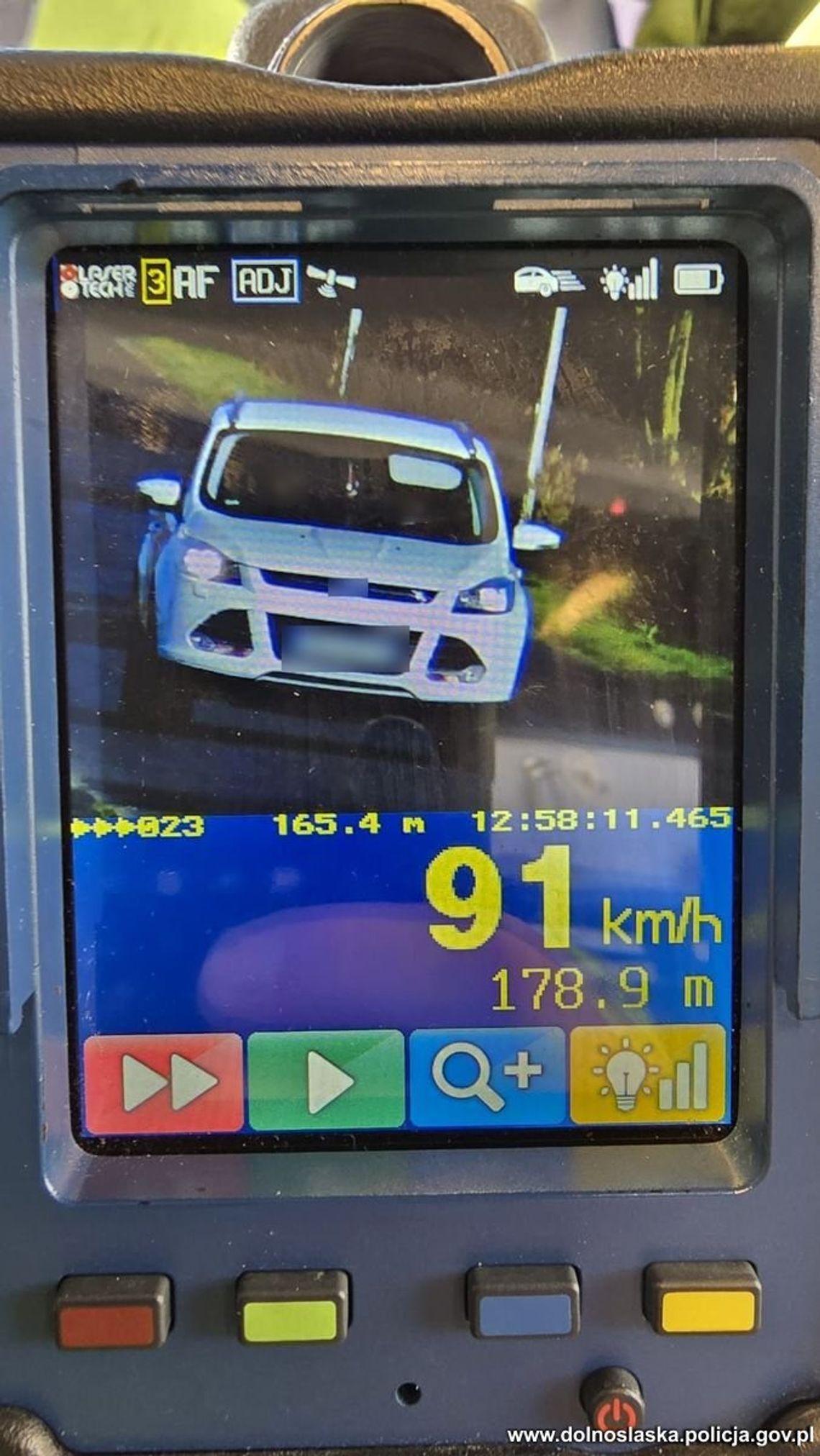 19-latka pożegnała się z prawkiem za rażące przekroczenie prędkości. Na 40 jechała ponad 90 19-latka pożegnała się z prawkiem za rażące przekroczenie prędkości. Na 40 jechała ponad 90