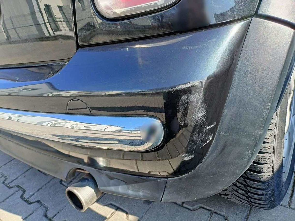 19-latka stuknęła w auto na parkingu i odjechała. Świadek zrobił jej zdjęcie, będzie tłumaczyć się w sądzie