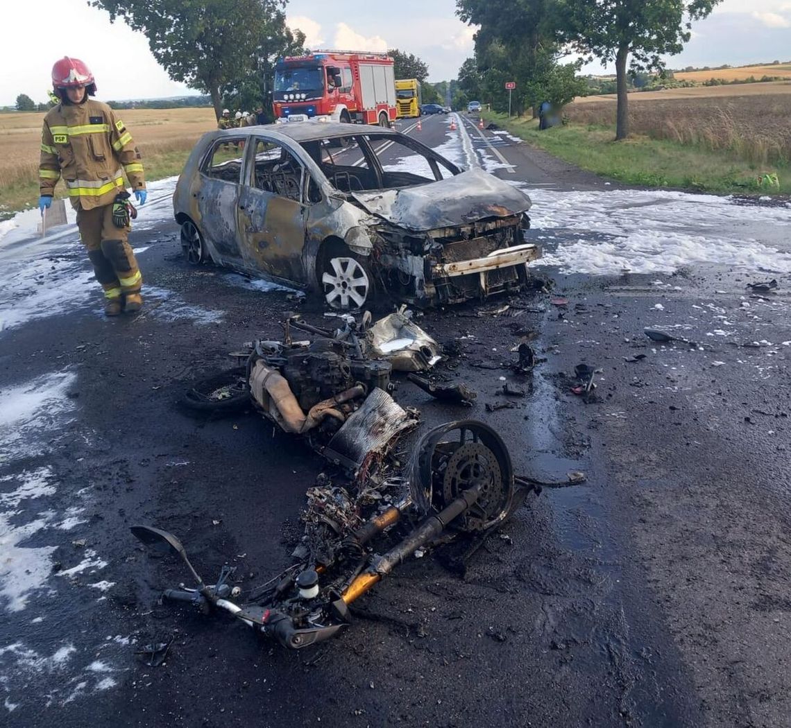 19-latka wymusiła pierwszeństwo na motocykliście. Po zderzeniu auto i motocykl spłonęły