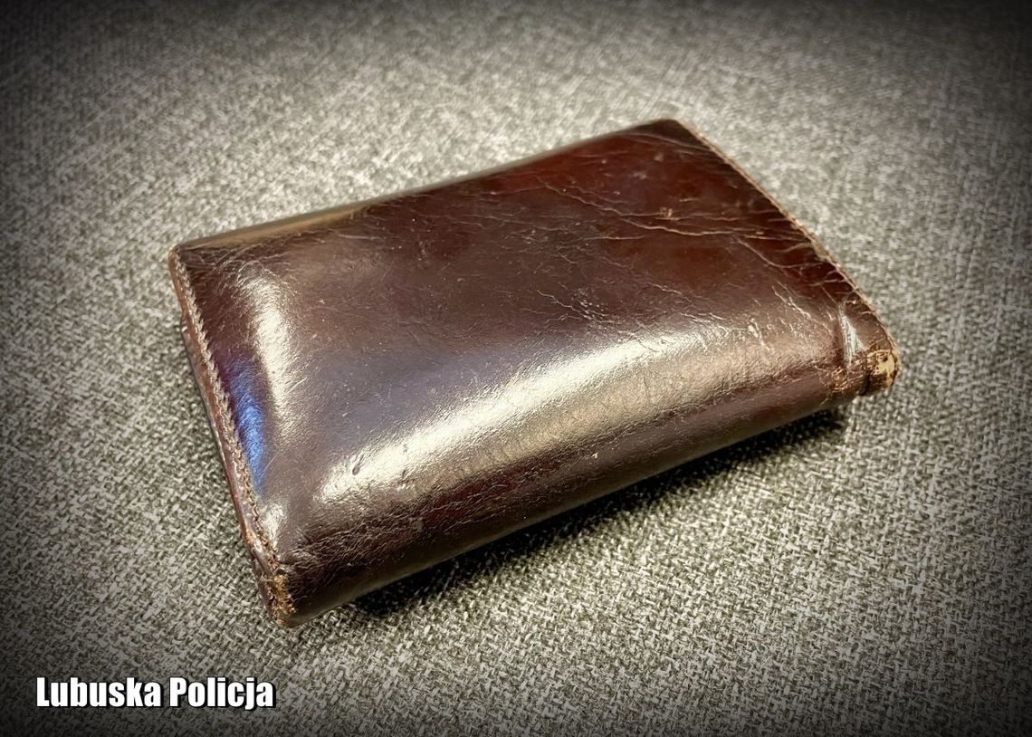 19-latka zobaczyła portfel i pokusa była zbyt wielka. Wyjęła kartę, a potem zapłaciła nią w drogerii 19-latka zobaczyła portfel i pokusa była zbyt wielka. Wyjęła kartę, a potem zapłaciła nią w drogerii