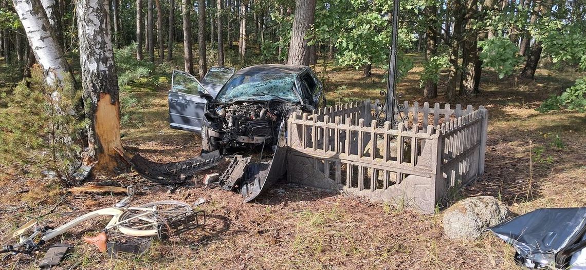 19-letni kierowca audi stracił panowanie nad autem, które obracając się uderzyło w rower i drzewo