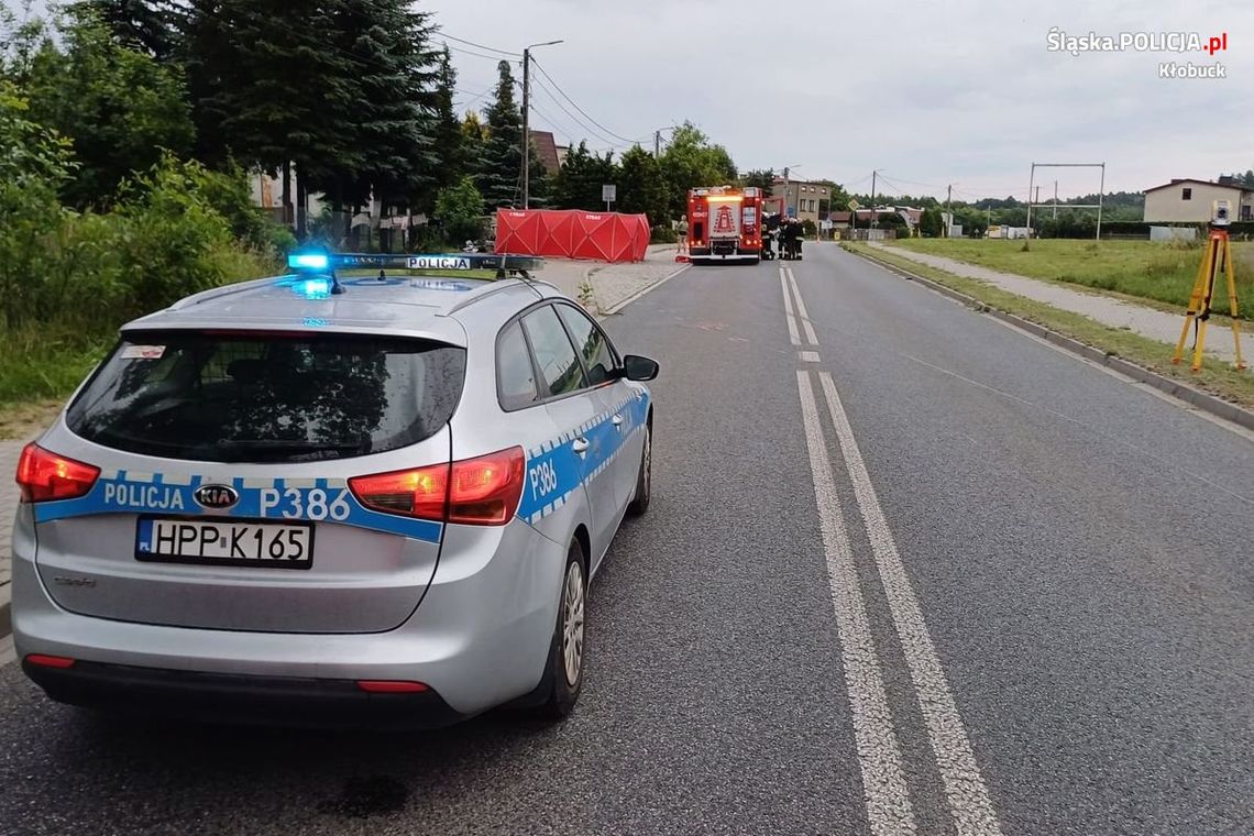 19-letni kierowca roztrzaskał mercedesa na betonowym słupie. Zginęła 18-letnia pasażerka [FOTO]