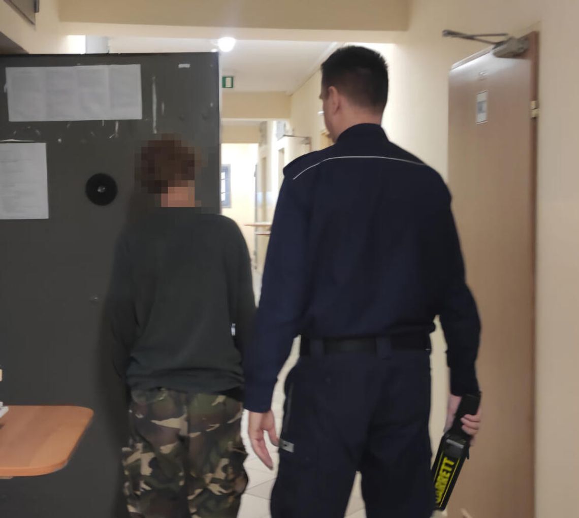 19-letnia rowerzystka jechała po zmroku bez świateł. Była nerwowa, bo w plecaku wiozła narkotyki