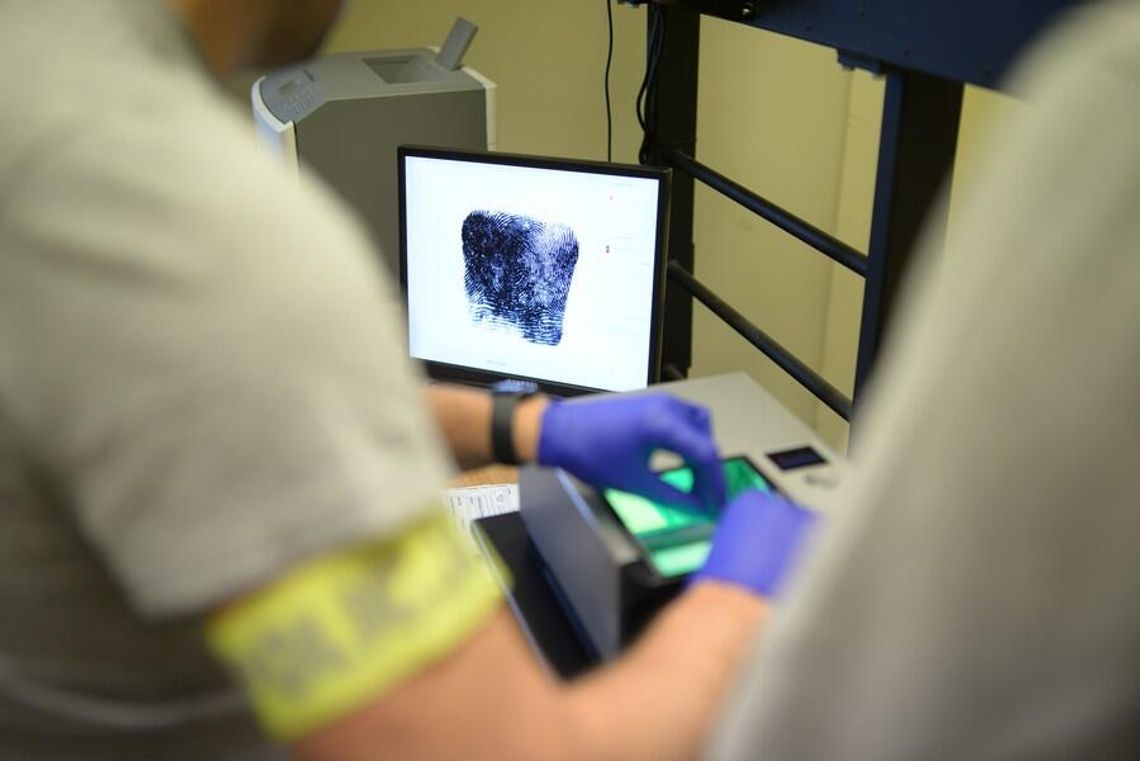 2,5 tysiąca miesięcznie za milczenie. 19-latek sprzedał zdjęcia kobiet i perfidnie szantażował kupca