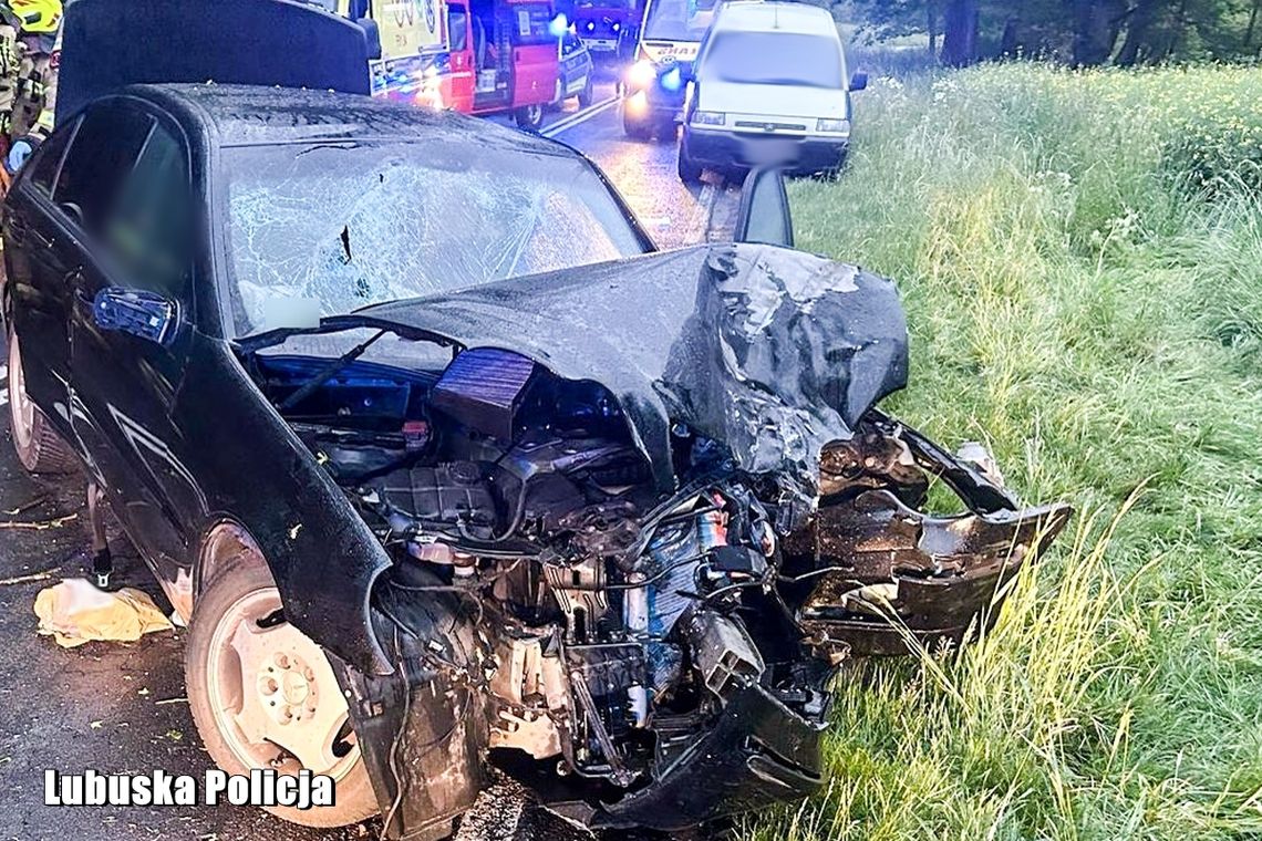 20-latek bez prawa jazdy zabrał znajomych na przejażdżkę mercedesem. Auto rozbiło się na drzewie