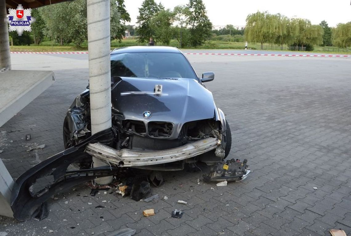 20-latek chciał zaimponować 15-letniej koleżance. Popisy beemką zakończył na betonowym słupie