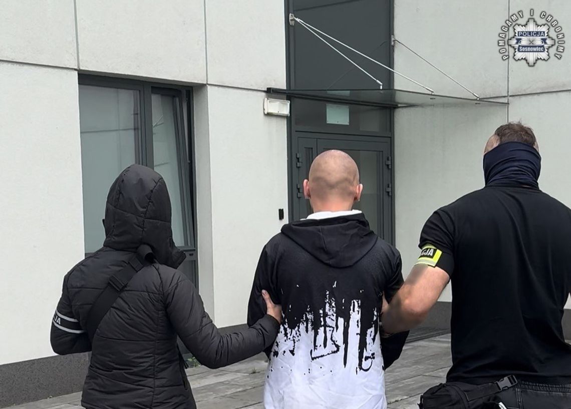 20-latek czekał w nocy na pociąg, nagle nieznajomy mężczyzna przyłożył mu nóż do gardła