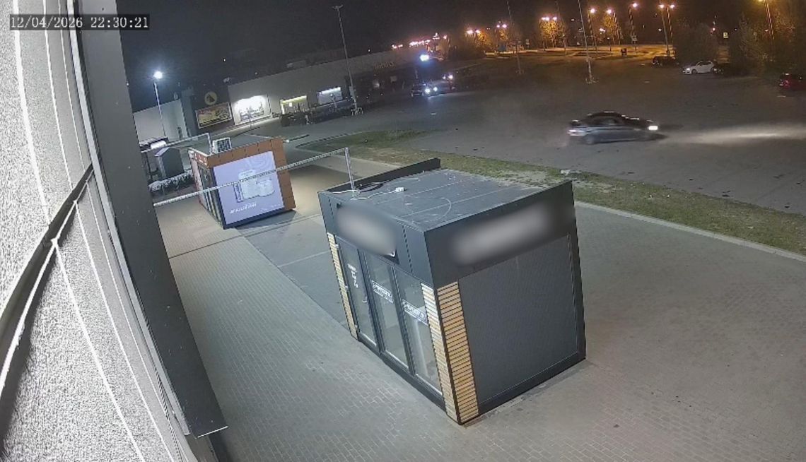 20-latek driftował BMW na parkingu. Pożegnał się z prawkiem i ma duży mandat do zapłacenia