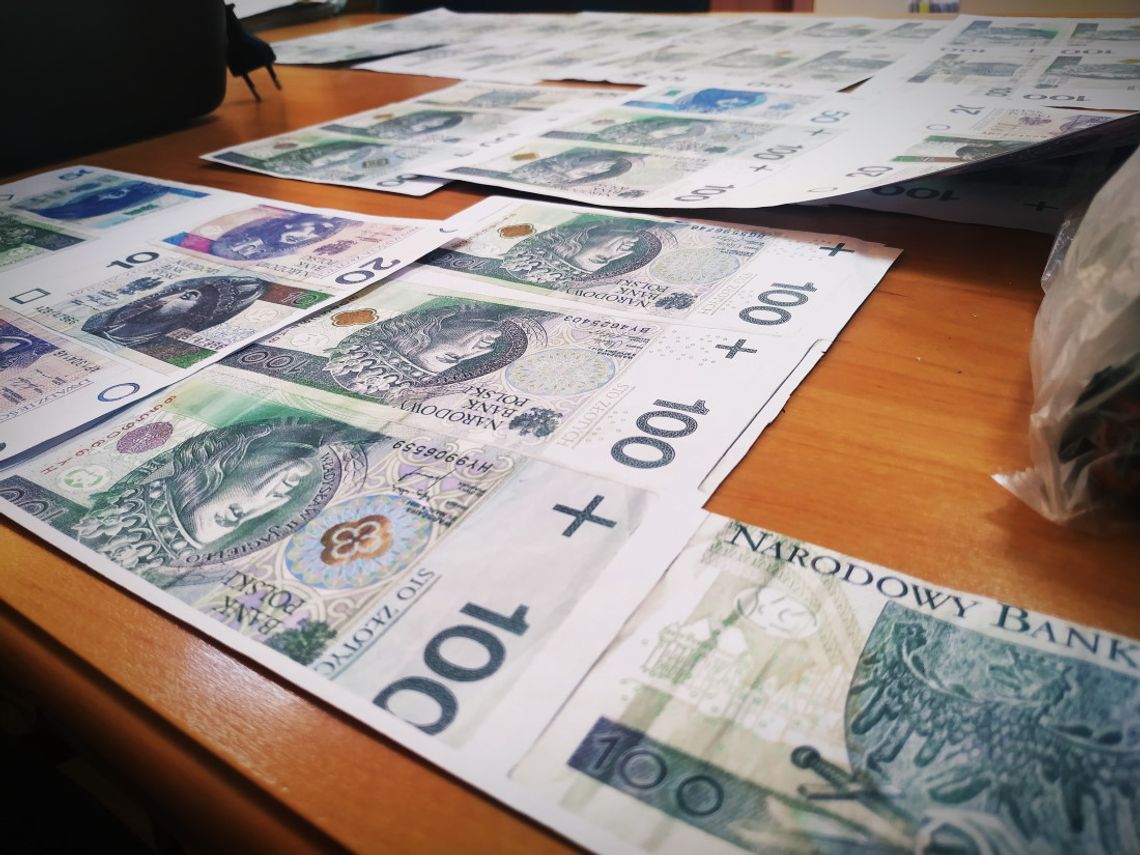 20-latek drukował w domu banknoty. Pożyczał forsę od znajomych i oddawał w fałszywkach