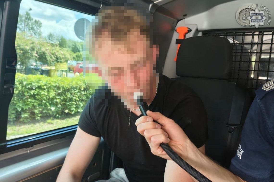 20-latek kierował bardzo niepewnie. Został zatrzymany przez policjanta po służbie. Wydmuchał ponad promil