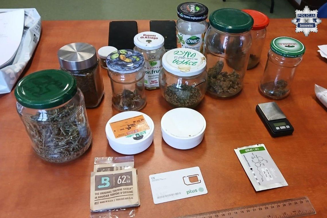 20-latek miał pokaźną kolekcję słoików z ziołem. Policjanci znaleźli też inne narkotyki i grzyby halucynogenne 20-latek miał pokaźną kolekcję słoików z ziołem. Policjanci znaleźli też inne narkotyki i grzyby halucynogenne