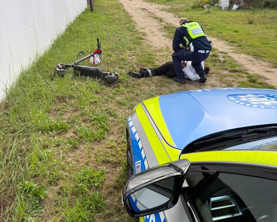 20-latek na hulajnodze nie zatrzymał się na przejeździe i uciekał policjantom. Dostał mandaty na 6 tysięcy 20-latek na hulajnodze nie zatrzymał się na przejeździe i uciekał policjantom. Dostał mandaty na 6 tysięcy
