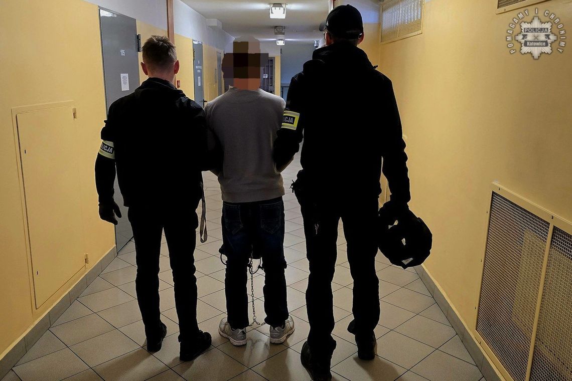 20-latek podczas zatrzymania szarpał policjanta za kaburę z bronią. Wściekł się, bo złapali go na kradzieży flaszki 20-latek podczas zatrzymania szarpał policjanta za kaburę z bronią. Wściekł się, bo złapali go na kradzieży flaszki