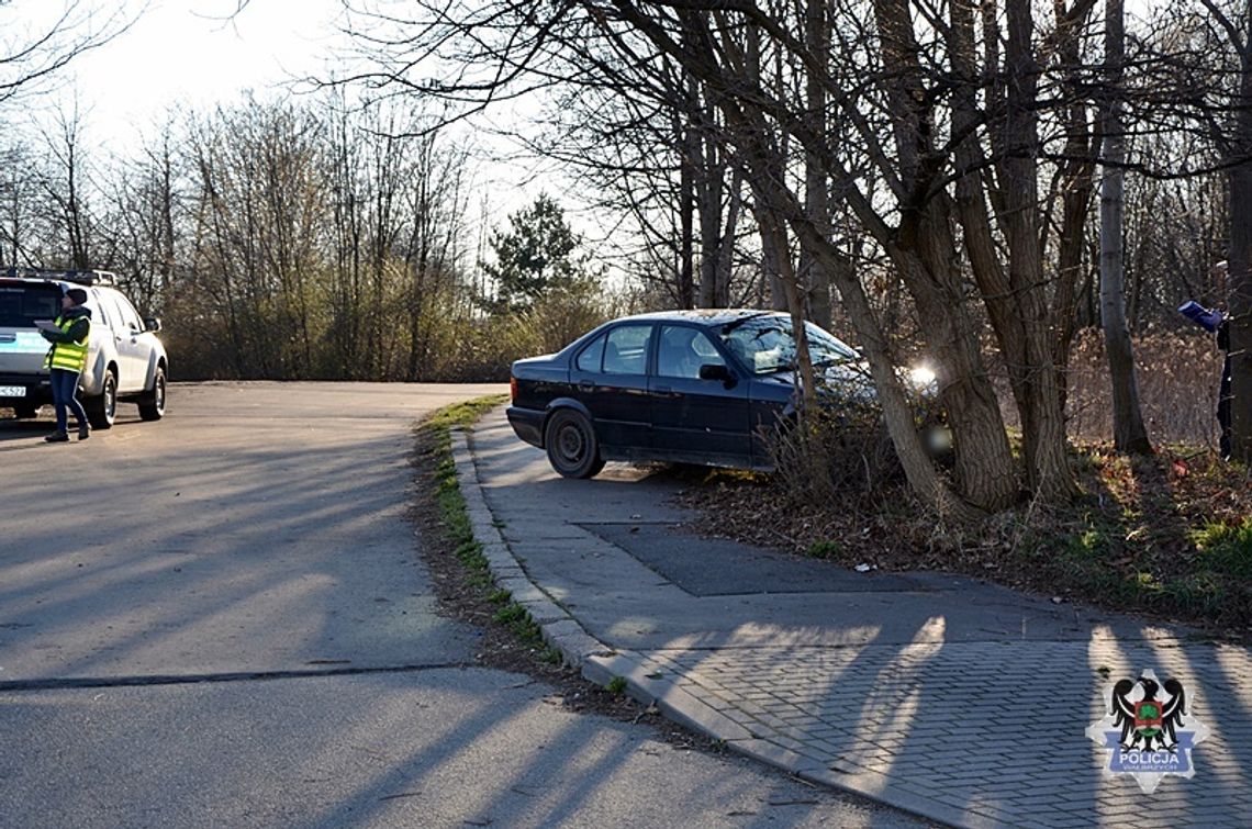 20-latek popisywał się w rozklekotanym BMW. Chciał driftować, wjechał w kobietę na chodniku