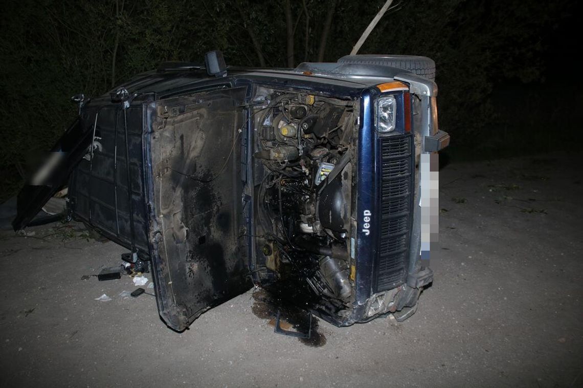 20-latek próbował driftować jeepem dziadka. Uderzył w beton i przewrócił auto. Ranny kolega na fotelu pasażera
