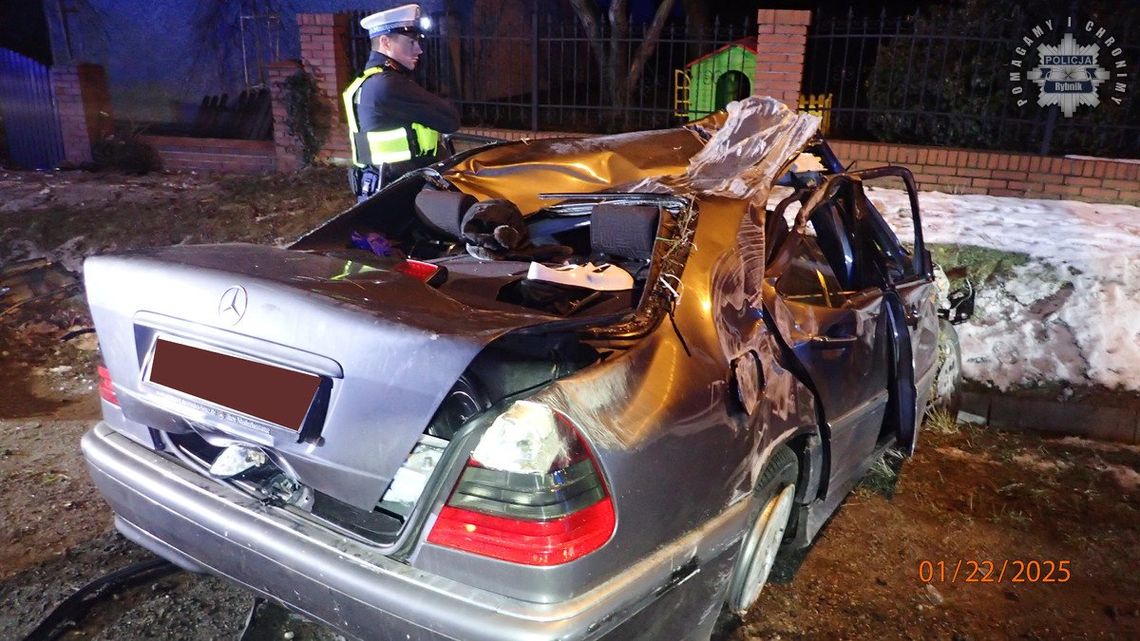 20-latek rozbił mercedesa w przydrożnym rowie. Kierowca i 18-letni pasażer mieli sporo szczęścia