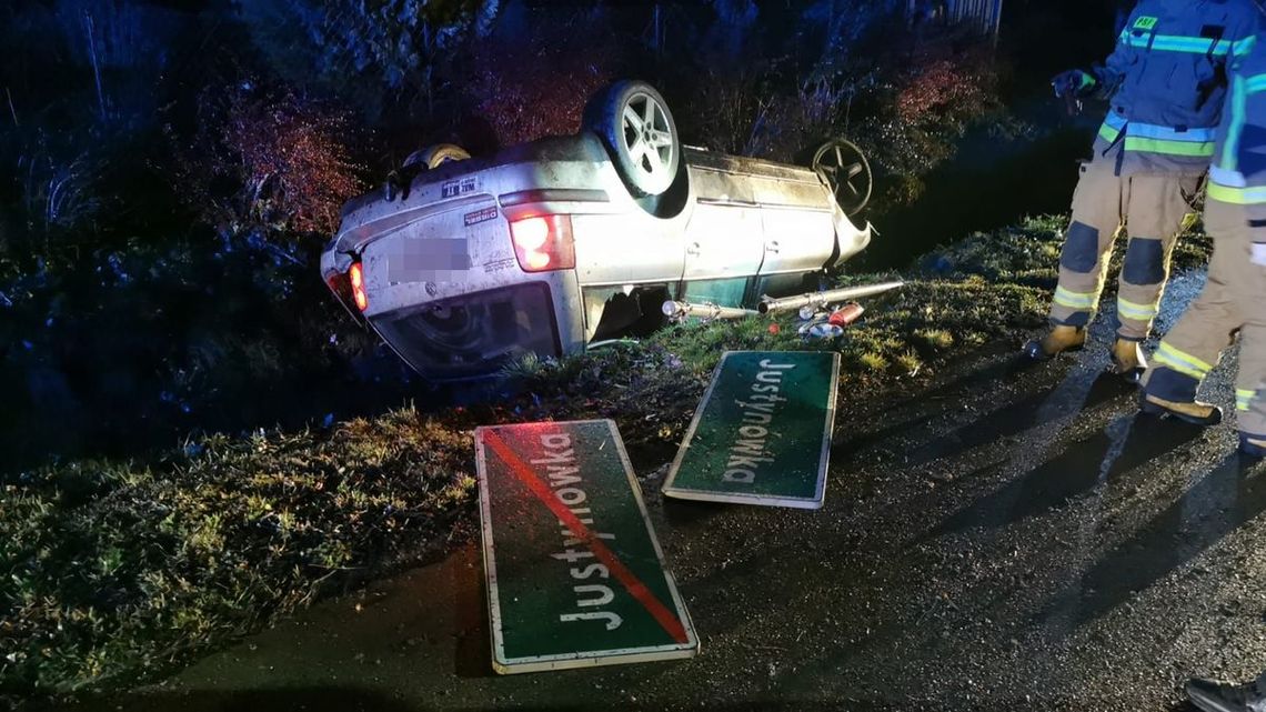 20-latek ściął passatem tablicę z nazwą miejscowości i dachował w rowie. Zabrali go do szpitala. Badanie pokazało 1,5 promila