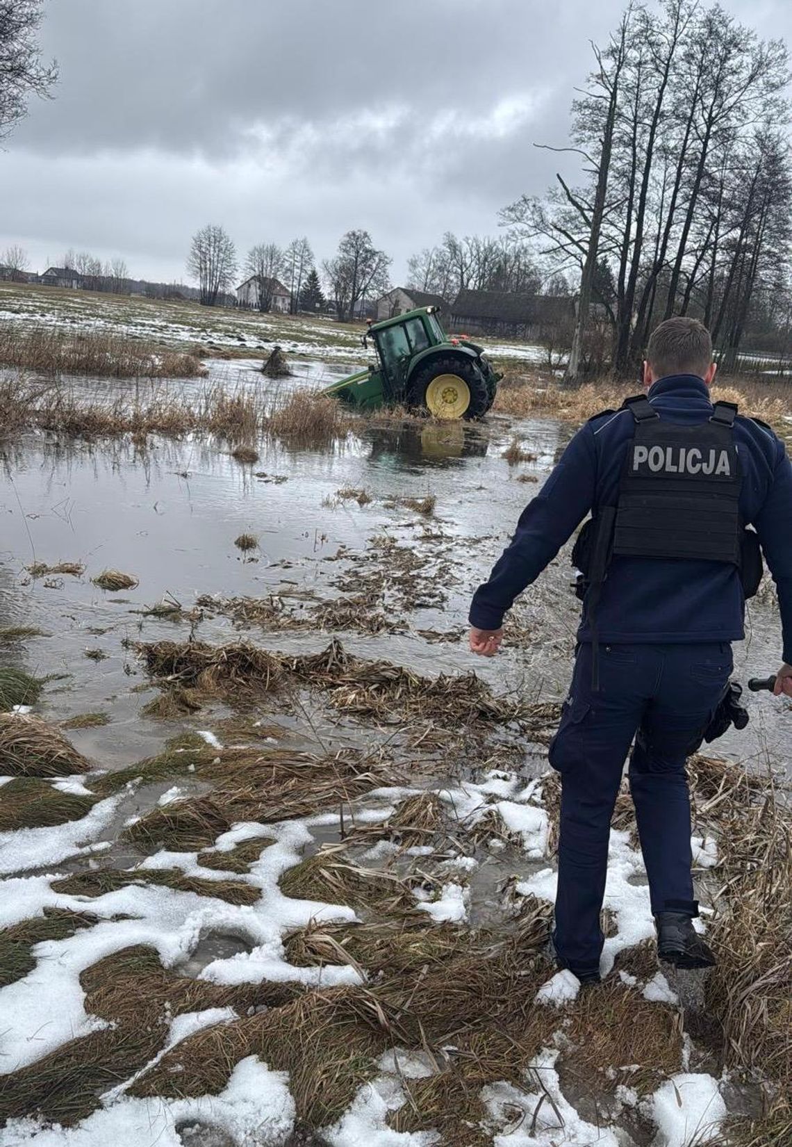 20-latek uciekał traktorem przed policjantami. Chciał zgubić pościg, ale utknął w rzece 20-latek uciekał traktorem przed policjantami. Chciał zgubić pościg, ale utknął w rzece