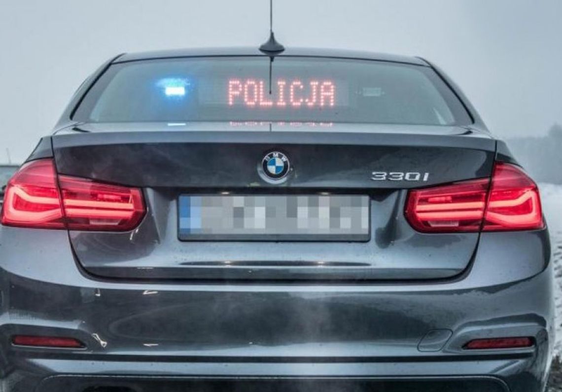 20-latek w BMW udawał policjanta. Zatrzymał do kontroli innego kierowcę, po czym odjechał