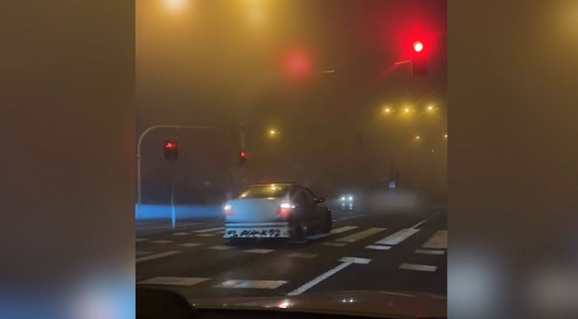 20-latek w BMW wjechał na skrzyżowanie na czerwonym świetle i popisywał się kręcąc bączki. WIDEO 20-latek w BMW wjechał na skrzyżowanie na czerwonym świetle i popisywał się kręcąc bączki. WIDEO