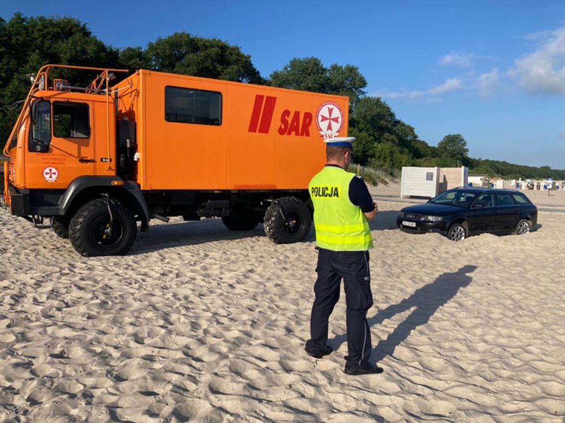 20-latek wjechał na plażę i się zakopał. Musieli go odholować, odmówił przyjęcia mandatu