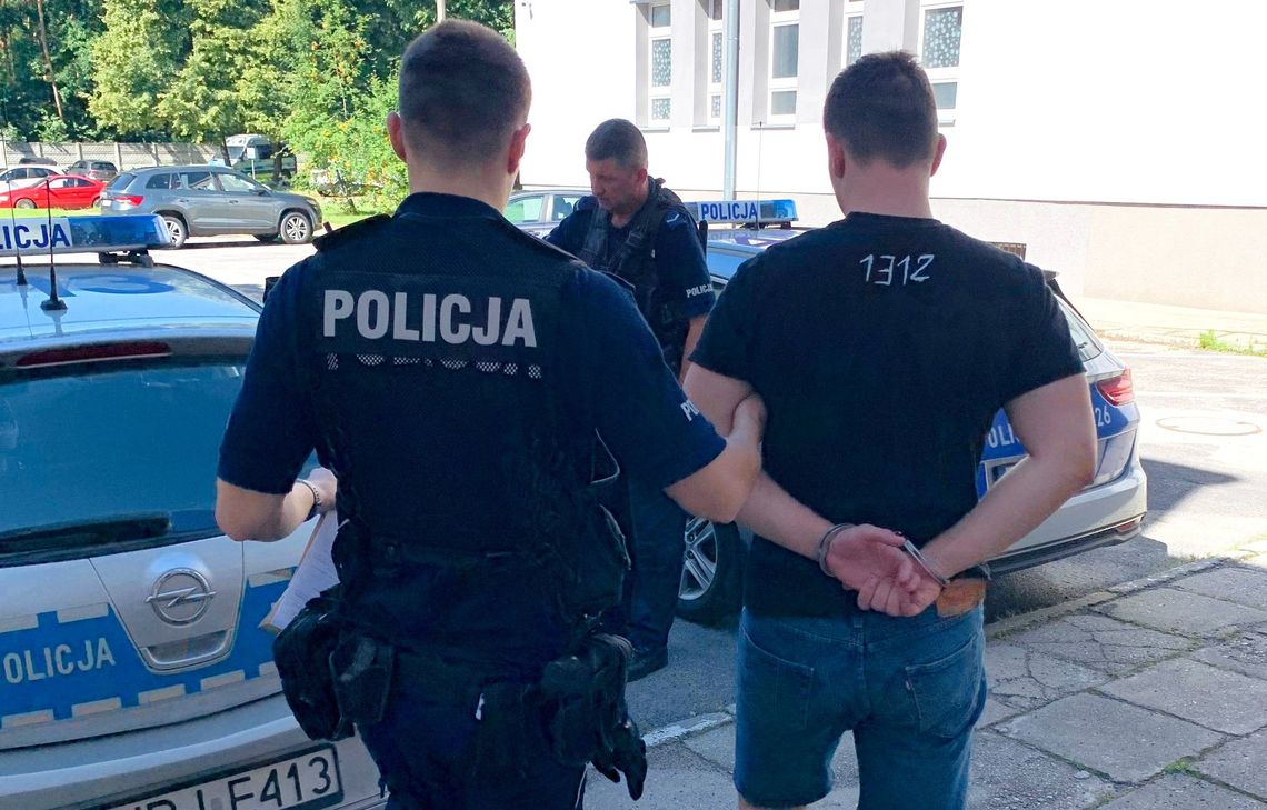 20-latek z czterema zakazami jechał kabrioletem bez badań. Po zatrzymaniu chciał "mandat na kolegę"