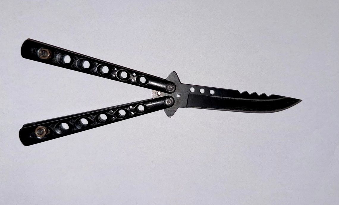 20-latek zaatakował z zaskoczenia kryminalnego. Rzucił się na niego z nożem motylkowym