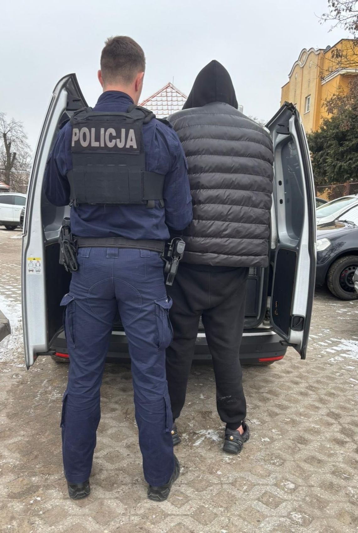 20-latek zaparkował BMW na trzech miejscach, a po zwróceniu uwagi zaczął strzelać do innego kierowcy