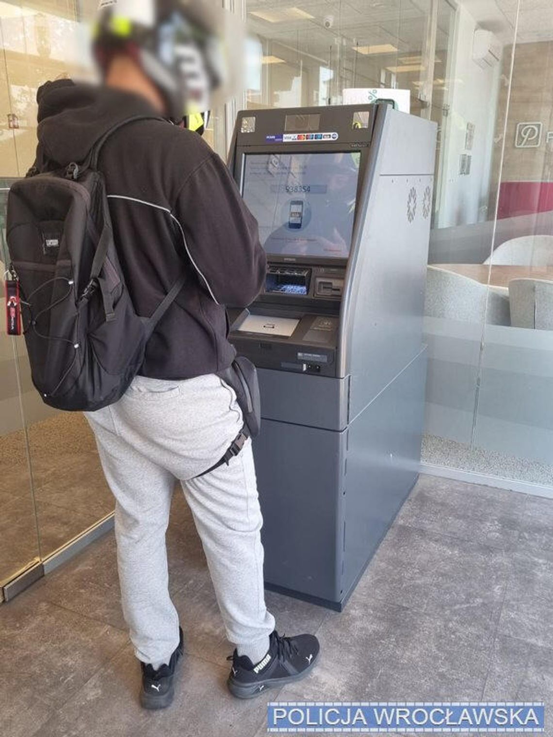 20-latek zatrzymany do oszustw na blik. Odbierak podjeżdżał motocyklem, wpadł na gorącym uczynku