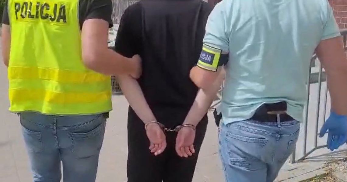 20-latek zatrzymany na gorącym uczynku. Właśnie wpłacał kasę z oszustw do bitomatu