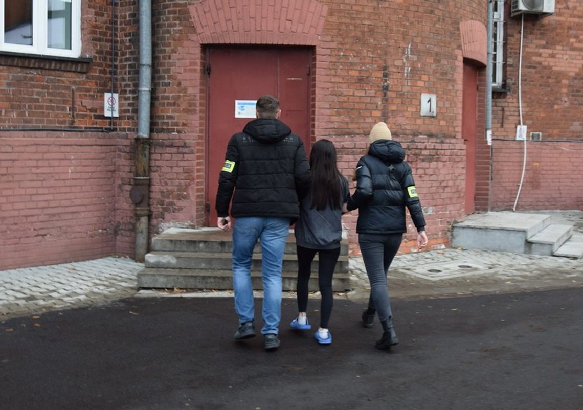 20-latka była odbierakiem fałszywego wnuczka. Oszukana staruszka dała jej reklamówkę pełną dolarów