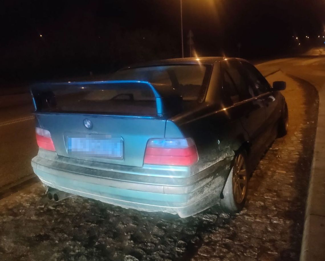 20-latka i jej kolega driftowali nocą na rondzie. Dostali po 15 punktów i wysokie mandaty 20-latka i jej kolega driftowali nocą na rondzie. Dostali po 15 punktów i wysokie mandaty