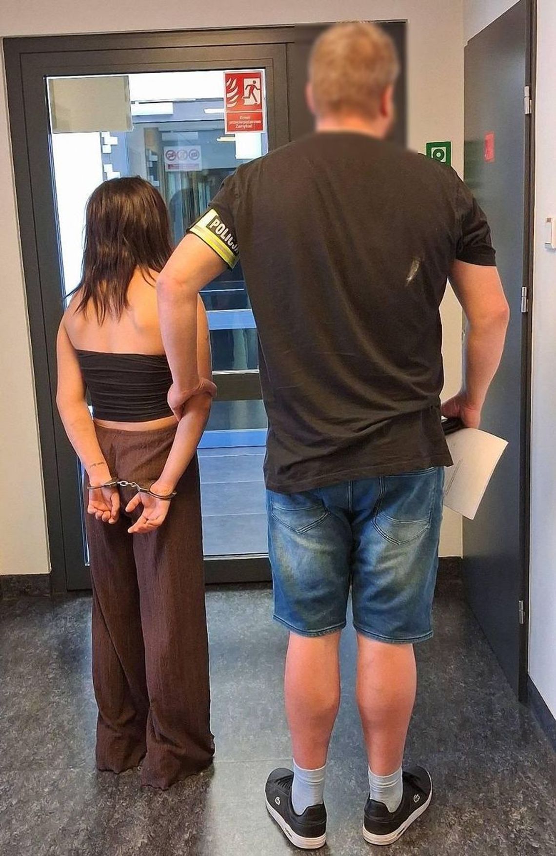 20-latka zwyzywała grupę nastolatków, uderzyła jednego z chłopców w twarz i zdeptała mu okulary 20-latka zwyzywała grupę nastolatków, uderzyła jednego z chłopców w twarz i zdeptała mu okulary