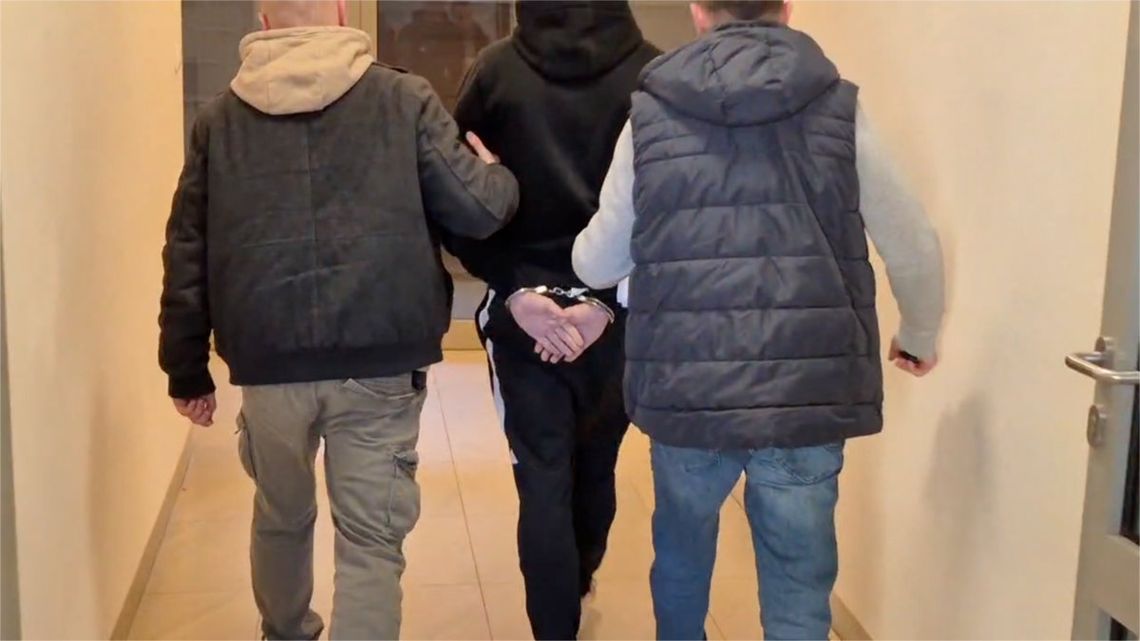 20-letni diler miał magazyn narkotyków w garażu. Policjanci przejęli marihuanę, mefedron i gotówkę 20-letni diler miał magazyn narkotyków w garażu. Policjanci przejęli marihuanę, mefedron i gotówkę