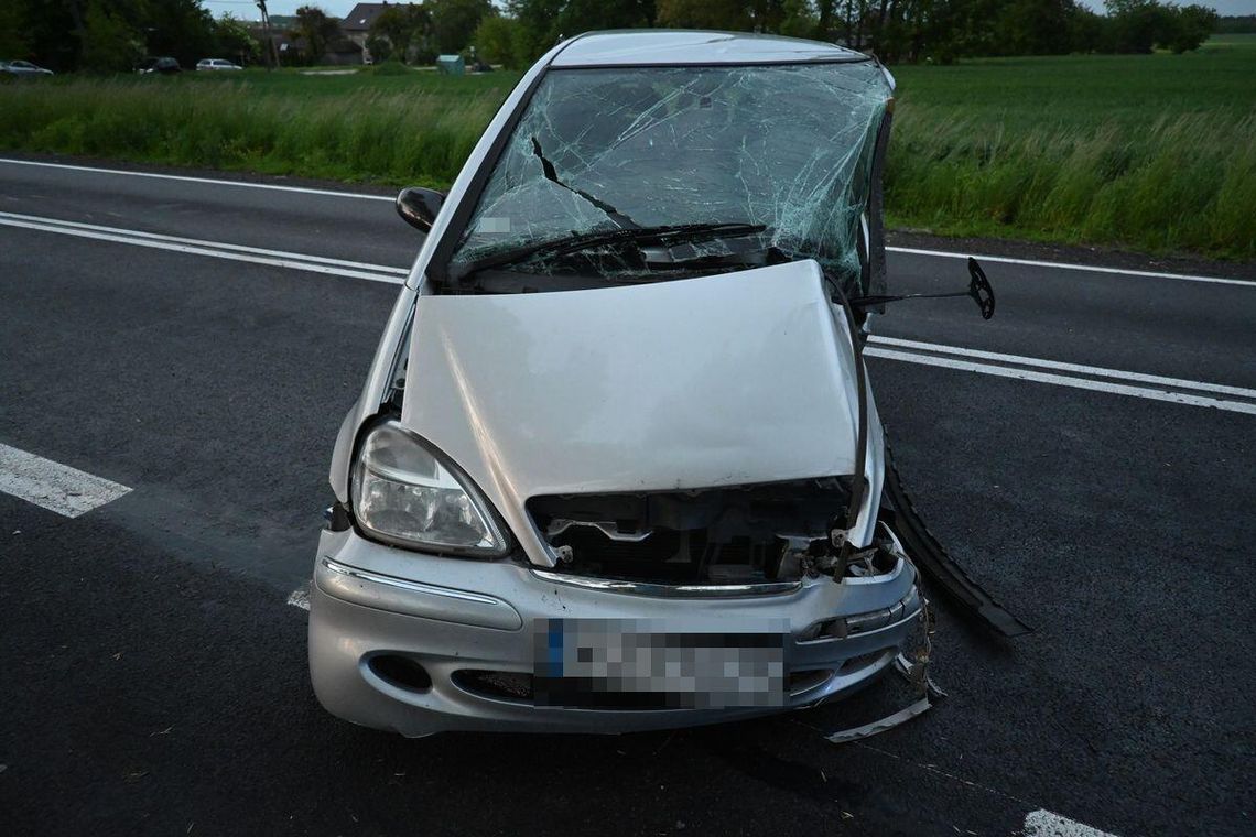 20-letni kierowca mercedesa wymusił pierwszeństwo bmw. W wypadku ranne zostały trzy osoby