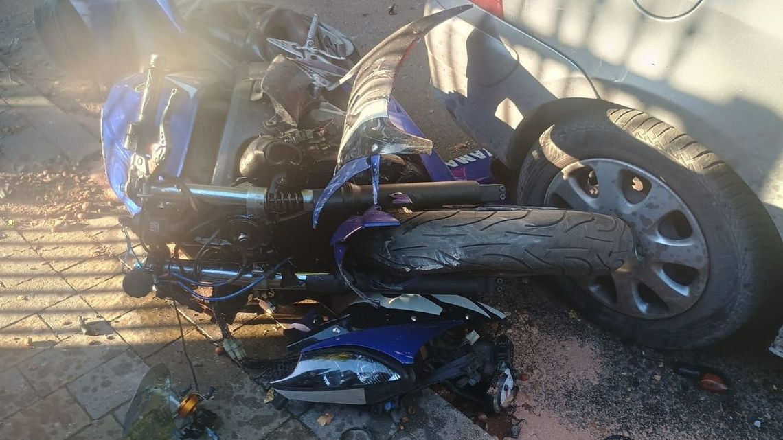 20-letni motocyklista wjechał w ogrodzenie i zaparkowane auto. Miał ponad 2,5 promila we krwi