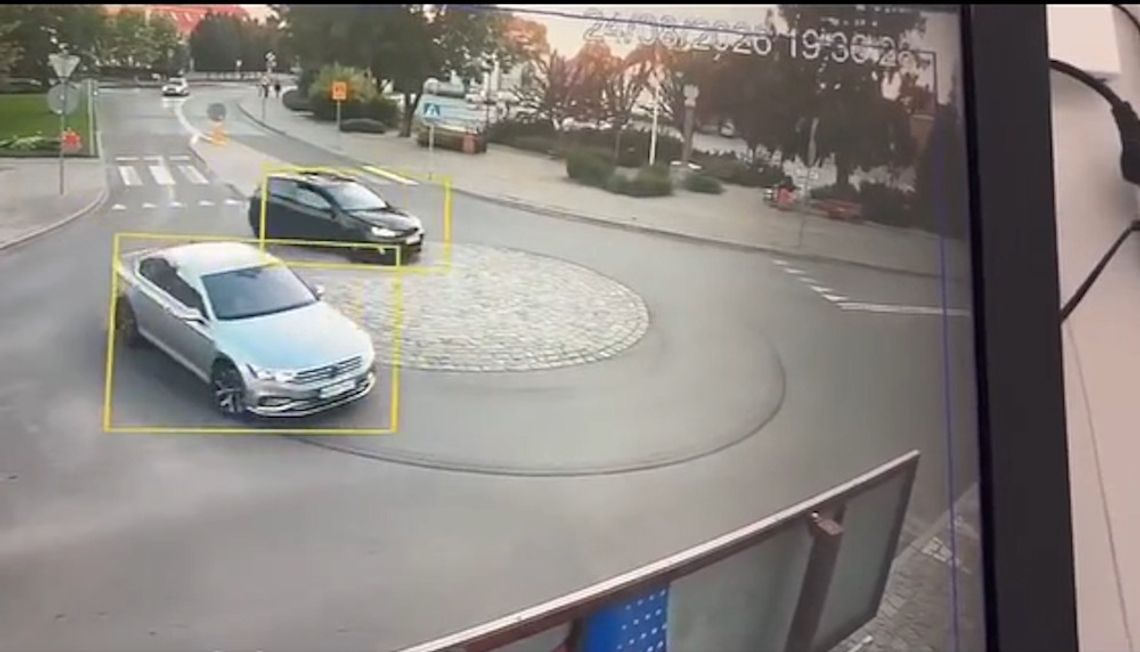 21-latek celowo pojechał pod prąd przez rondo. Nagrał go monitoring miejski 21-latek celowo pojechał pod prąd przez rondo. Nagrał go monitoring miejski