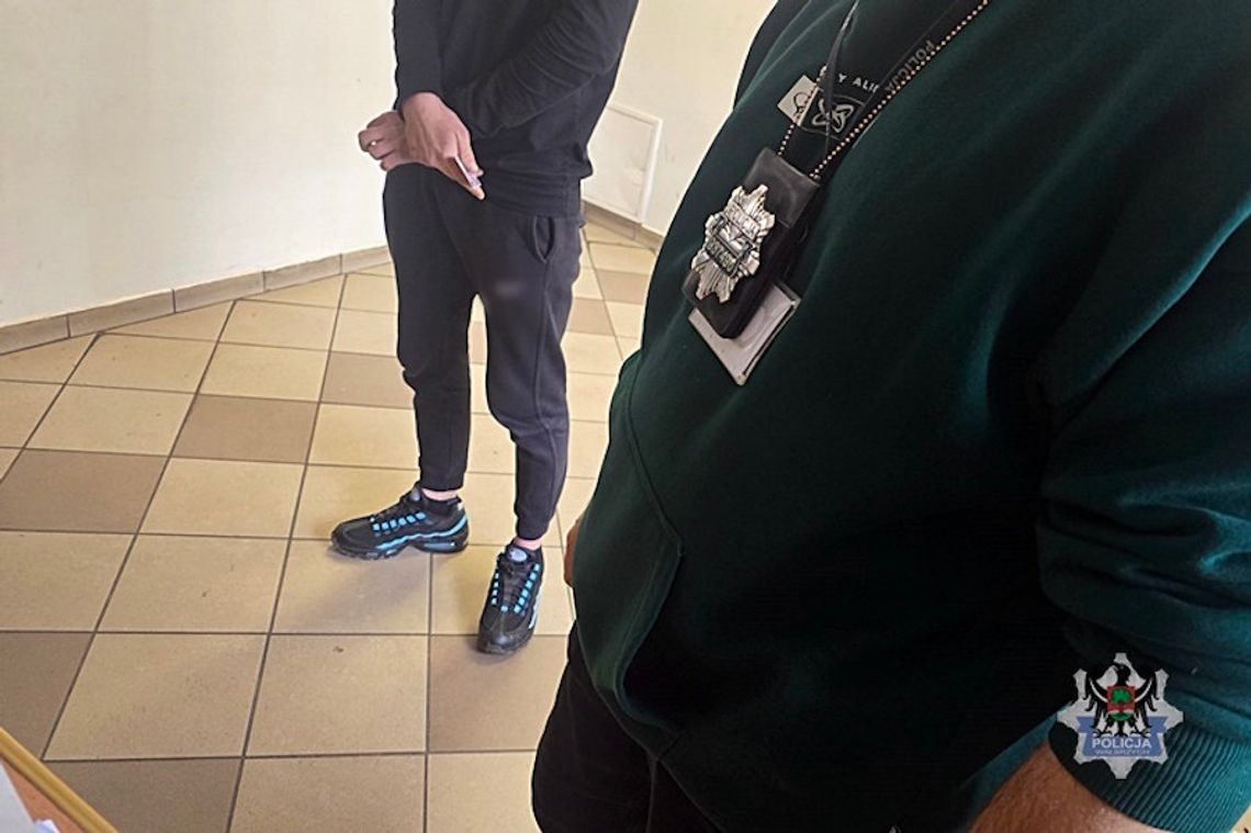 21-latek chciał popisać się przed koleżankami. Strzelał z wiatrówki i wybił okno w mieszkaniu