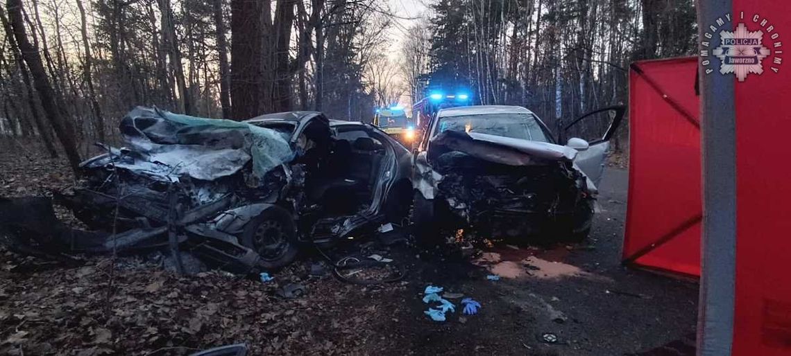 21-latek doprowadził do czołówki podczas wyprzedzania. Zginęła młoda kobieta, jej dziecko jest w szpitalu