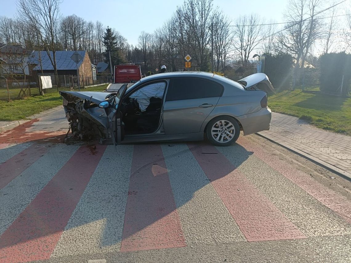 21-latek driftował BMW na skrzyżowaniu. Wjechał w inny samochód i stracił prawo jazdy