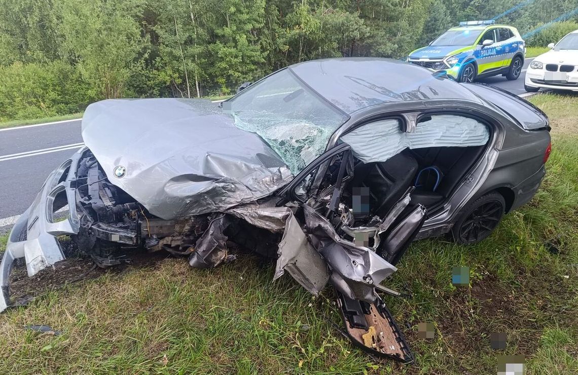 21-latek kierujący BMW zderzył się czołowo z innym autem. Dwie osoby zostały ranne