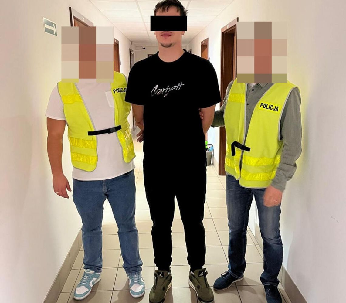 21-latek miał biuro, którym handlował narkotykami. Policjanci znaleźli dużą torbę marihuany 21-latek miał biuro, którym handlował narkotykami. Policjanci znaleźli dużą torbę marihuany